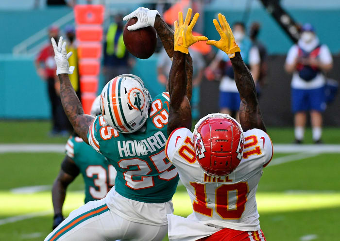 Xavien Howard reaches up for a one-handed interception over Chiefs receiver Tyreek Hill during a game in 2020